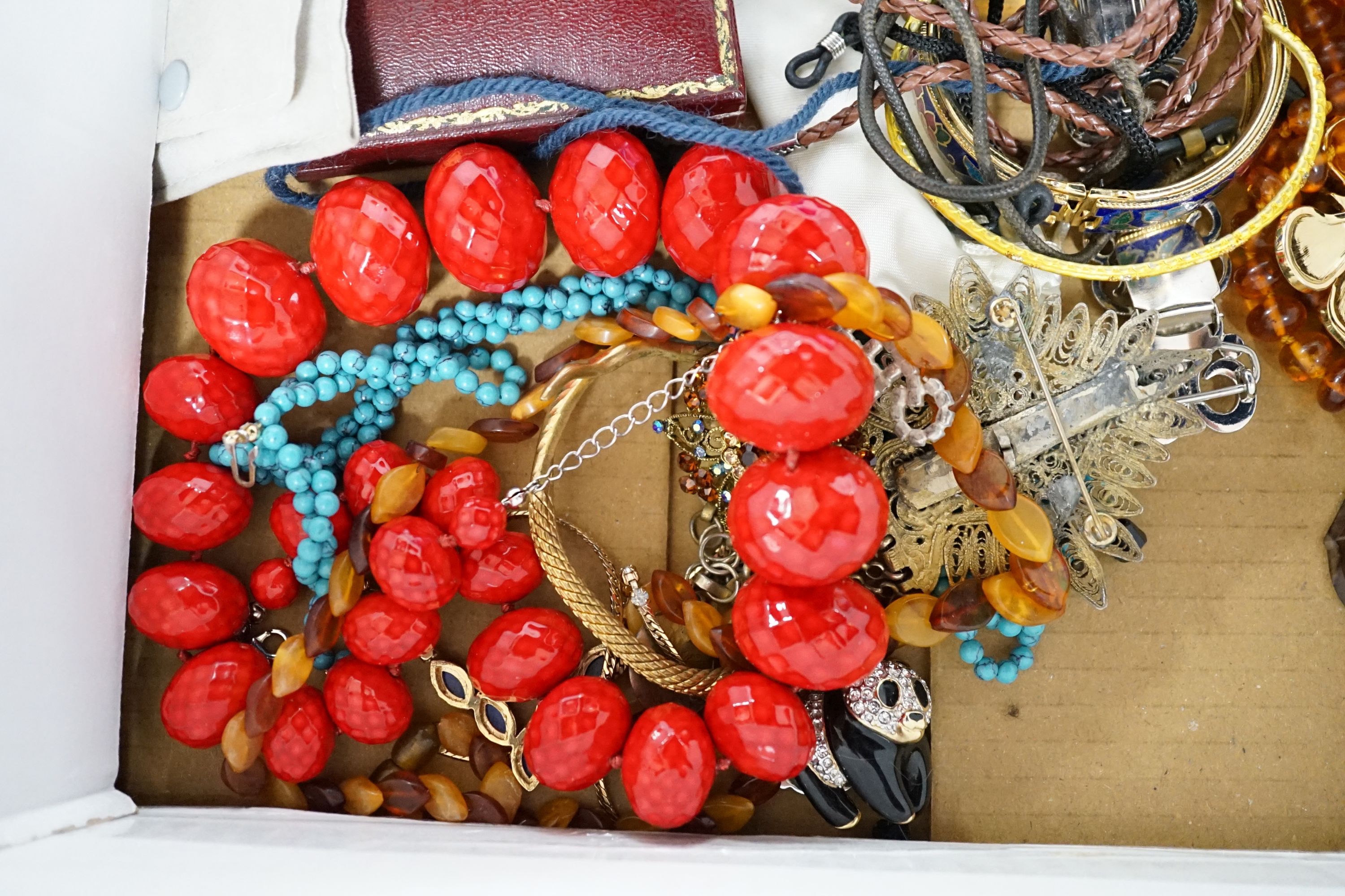 A quantity of assorted costume jewellery.